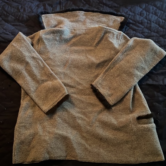 Woman’s Will smith coat very cozy size small like new! - Picture 3 of 4